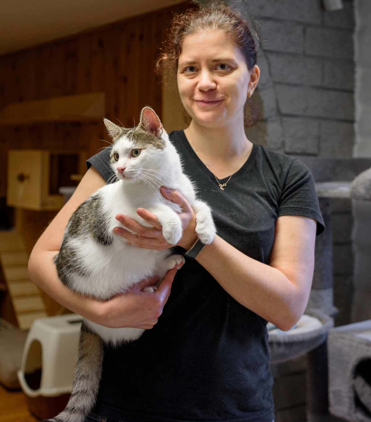 Voluntară Felis Catus ținând în brațe o pisică